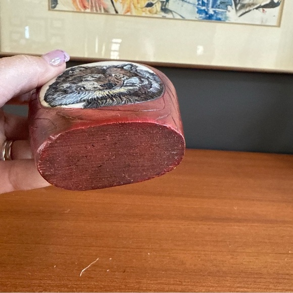 VINTAGE HAND PAINTED WOLF CARVING RESIN RED BOTTLE Vase COLLECTIBLE - Picture 6 of 7